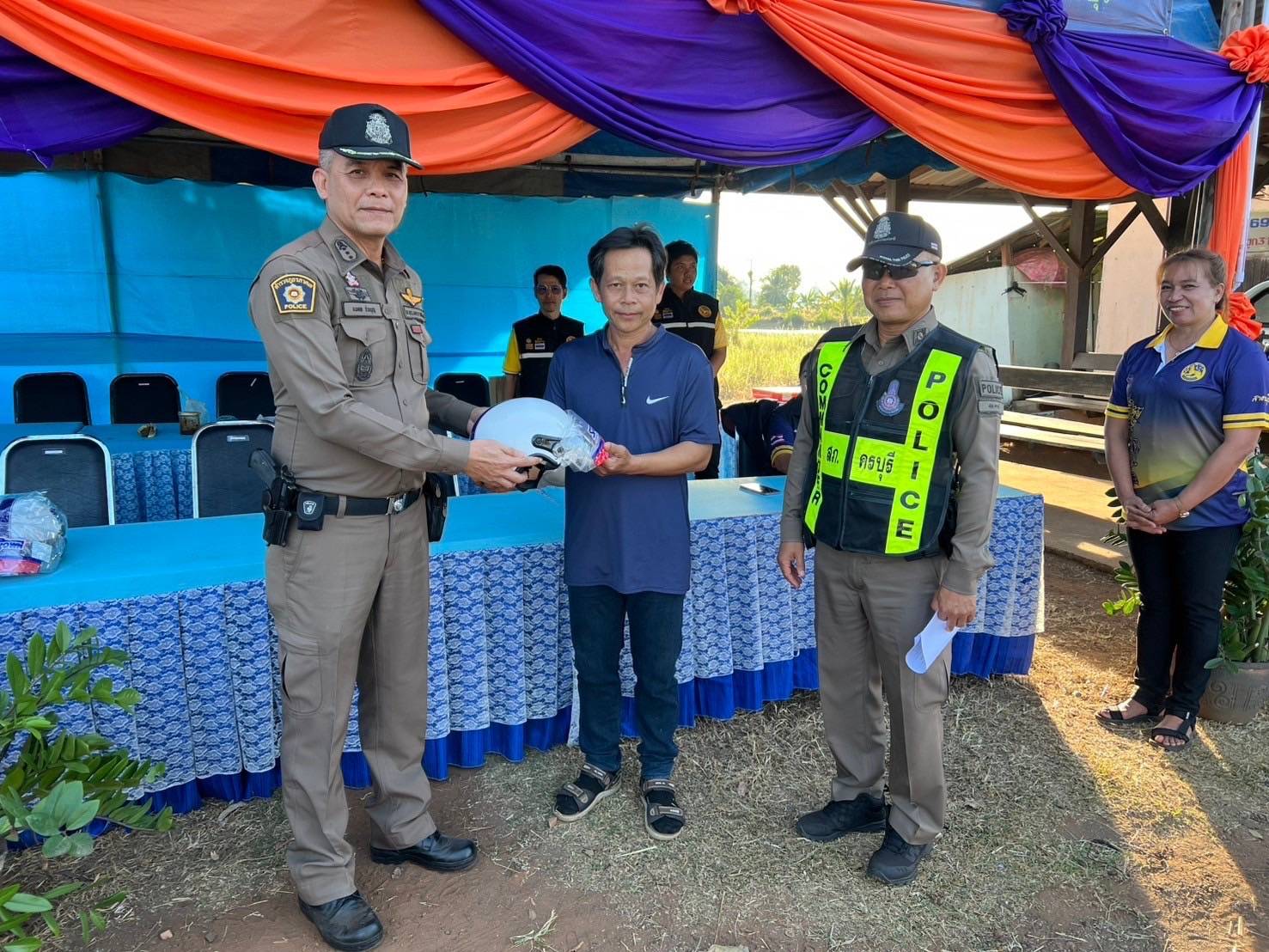 แจกหมวกนิรภัยให้กับผู้ที่ขับขี่ เพื่อลดอุบัติเหตุจราจรทางบกในช่วงเทศกาลปีใหม่ 2568