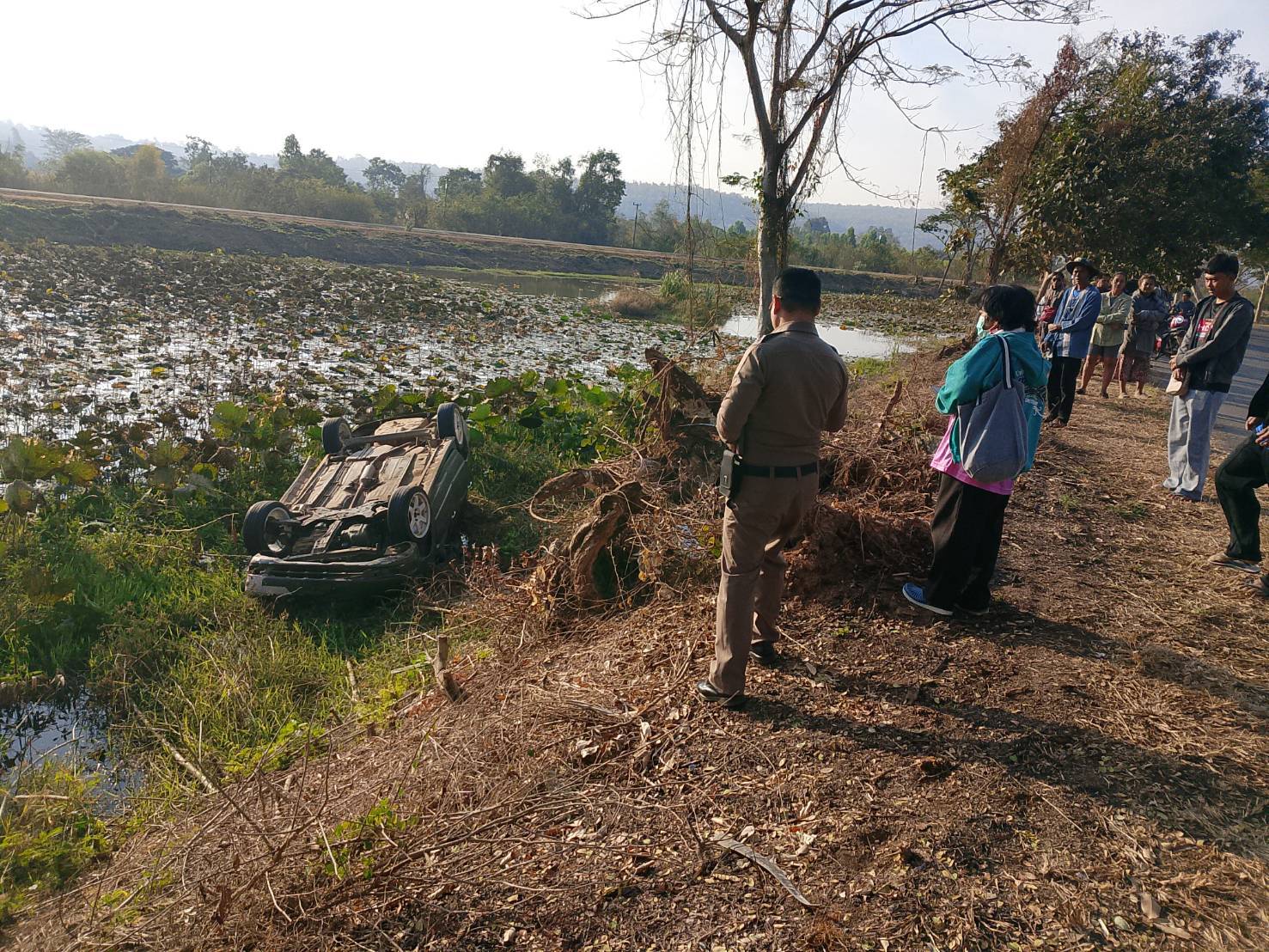 พนักงานสอบสวนออกตรวจที่เกิดเหตุ อุบัติเหตุรถยนต์พลิกคว่ำตกถนน