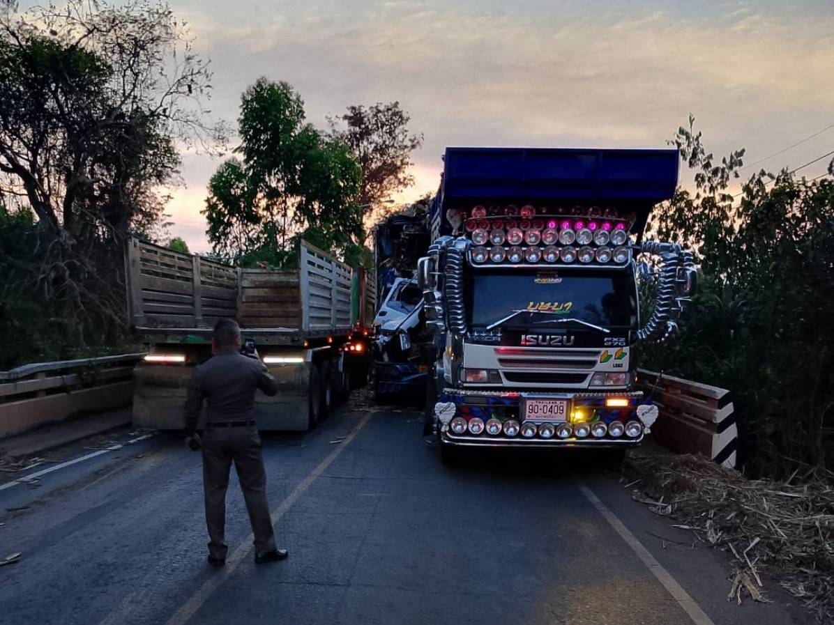 พนักงานสอบสวนเวร ได้รับแจ้งเหตุอุบัติเหตุรถชนแยกลำมูลบน