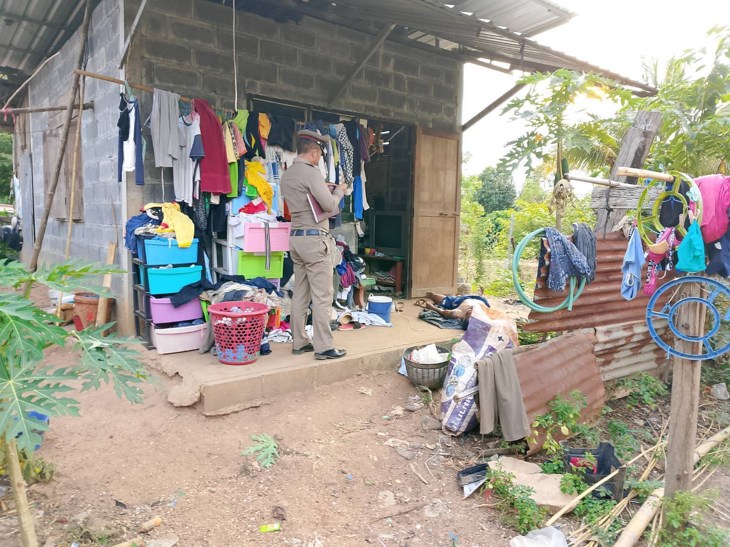 พนักงานสอบสวนเวรออกตรวจที่เกิดเหตุ กรณีได้รับแจ้งเหคุบุคคลนอนเสียชีวิตภายในบ้าน