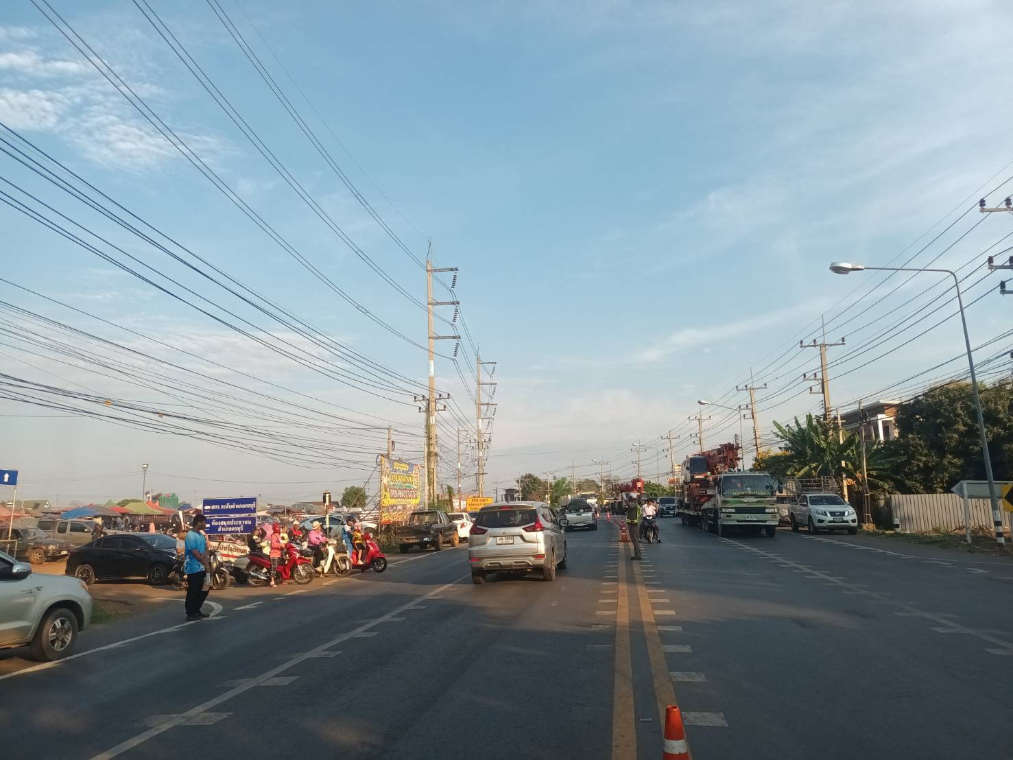 อำนวยความสะดวกการจราจรตลาดนัดข้างโรงพยาบาลครบุรี