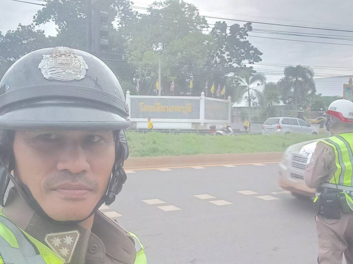 อำนวยความสะดวกการจราจรหน้าโรงเรียน