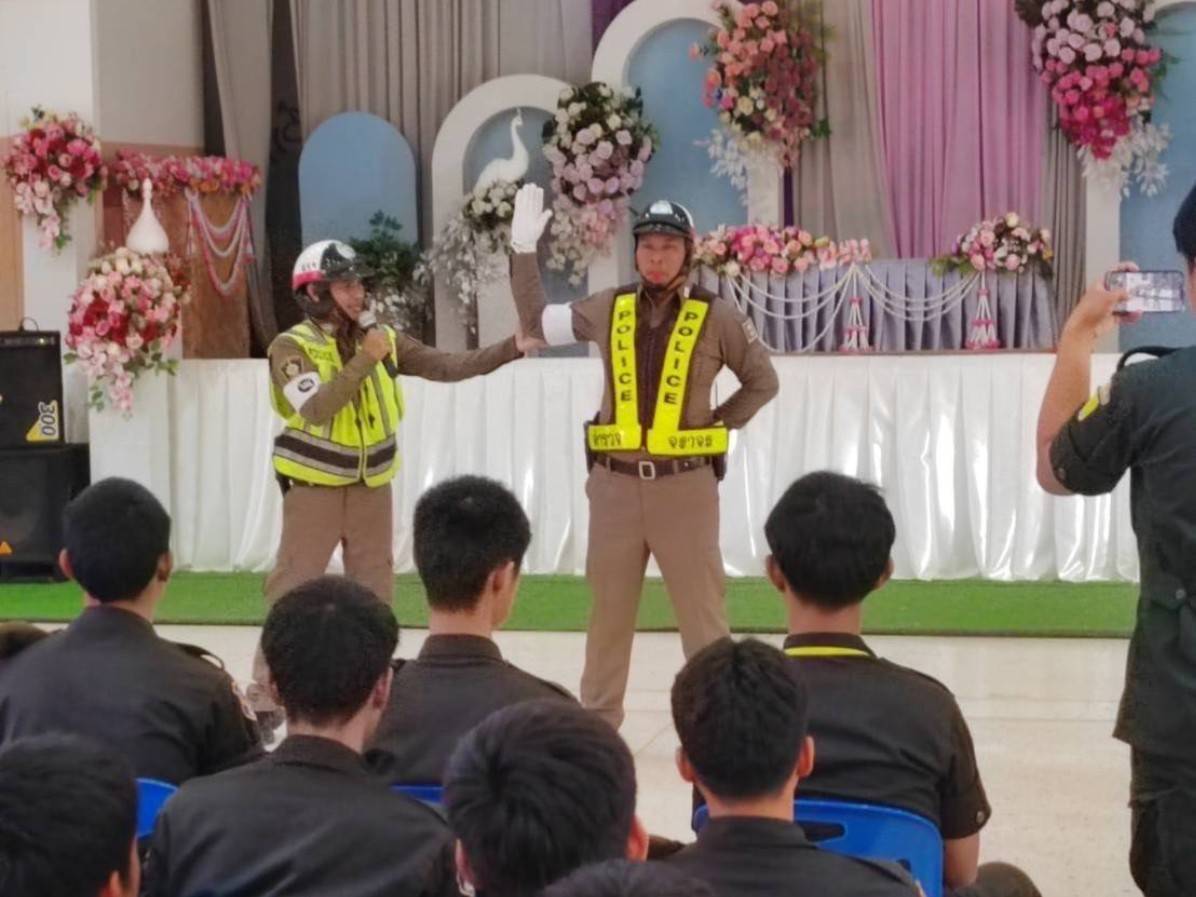 โครงการเปิดโรงเรียน เปิดโรงรถ ให้ความรู้เรื่องการจราจร ขับขี่ปลอดภัย