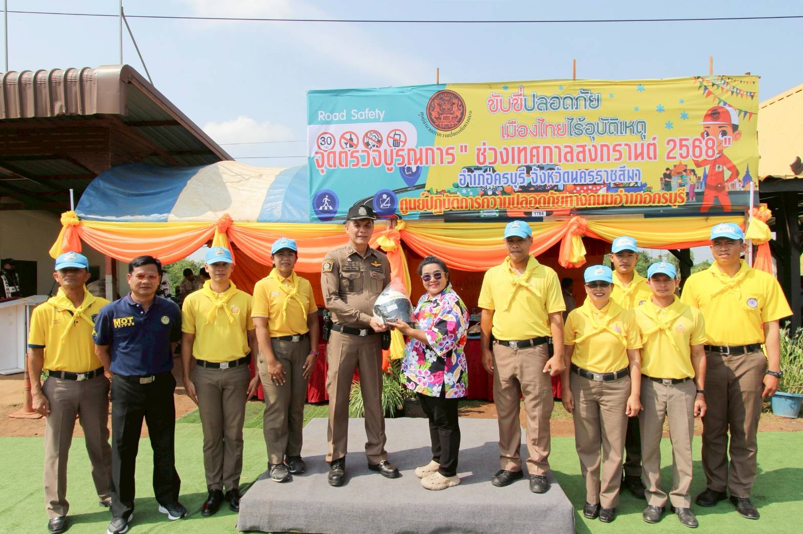 เจ้าหน้าที่ตำรวจชุดจิตอาสารณรงค์ความปลอดภัยทางถนนการรักษาวินัยจราจรช่วงเทศกาลสงกรานต์