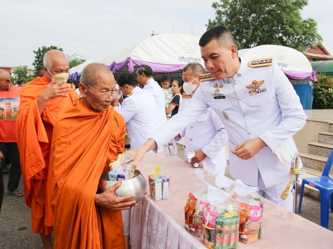 ร่วมพิธีทำบุญตักบาตรข้าวสารอาหารแห้ง เนื่องในโอกาสวันเฉลิมพระชนมพรรษา สมเด็จพระนางเจ้าฯ พระบรมราชินี