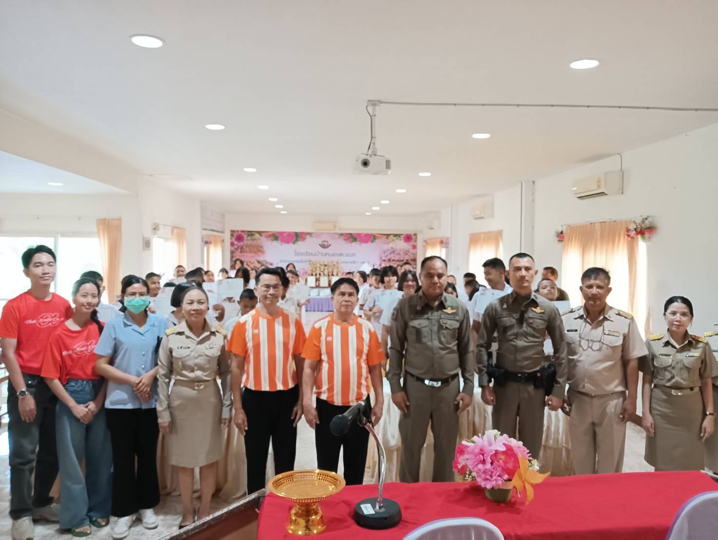 ร่วมดำเนินการพิธีปิดและมอบประกาศนียบัตรนักเรียน D.A.R.E.