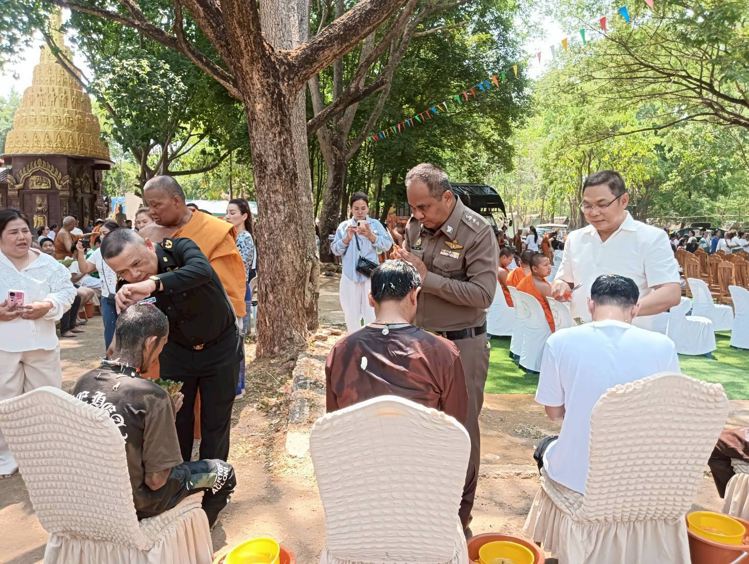 ร่วมพิธีอุปสมบทหมู่เพื่อถวายเป็นพระราชกุศล