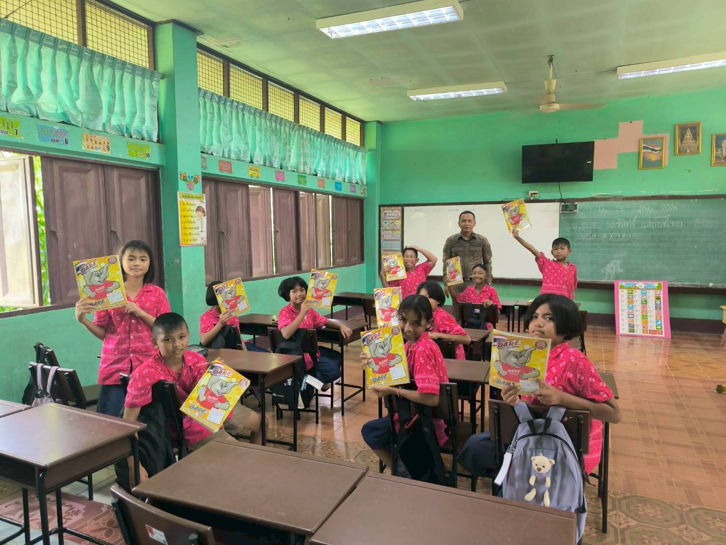 ครูแดร์ (D.A.R.E.)สอนให้ความรู้แก่เด็กนักเรียนต่อต้านการใช้ยาเสพติด โรงเรียนบ้านบุตาโฮ-โนนกลาง