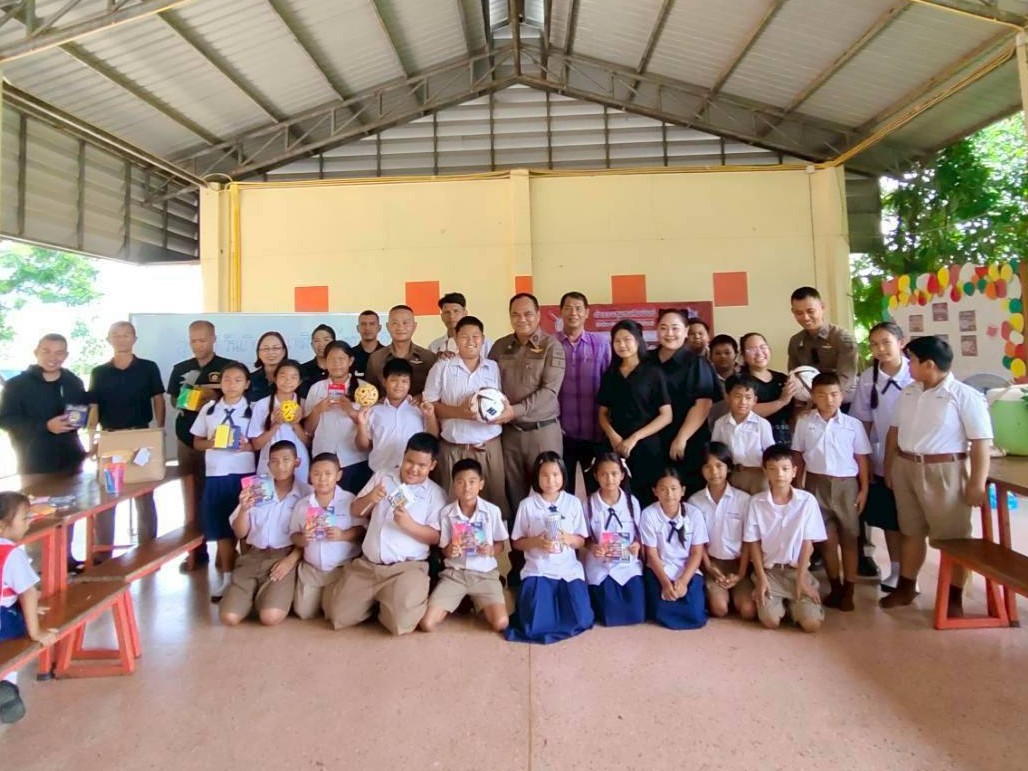 มอบอุปกรณ์การเรียน อุปกรณ์กีฬา เลี้ยงอาหารกลางวันให้แก่เด็กนักเรียนโรงเรียนบ้านโคกสะอาด