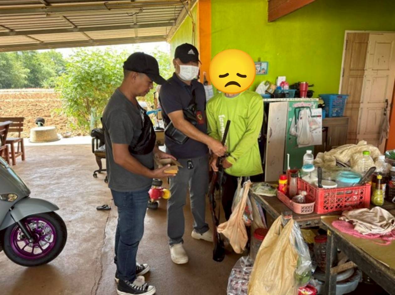 เจ้าหน้าที่ชุดสืบสวน จับกุมผู้ต้องหาพร้อมของกลางยาบ้าและอาวุธปืนลูกซอง